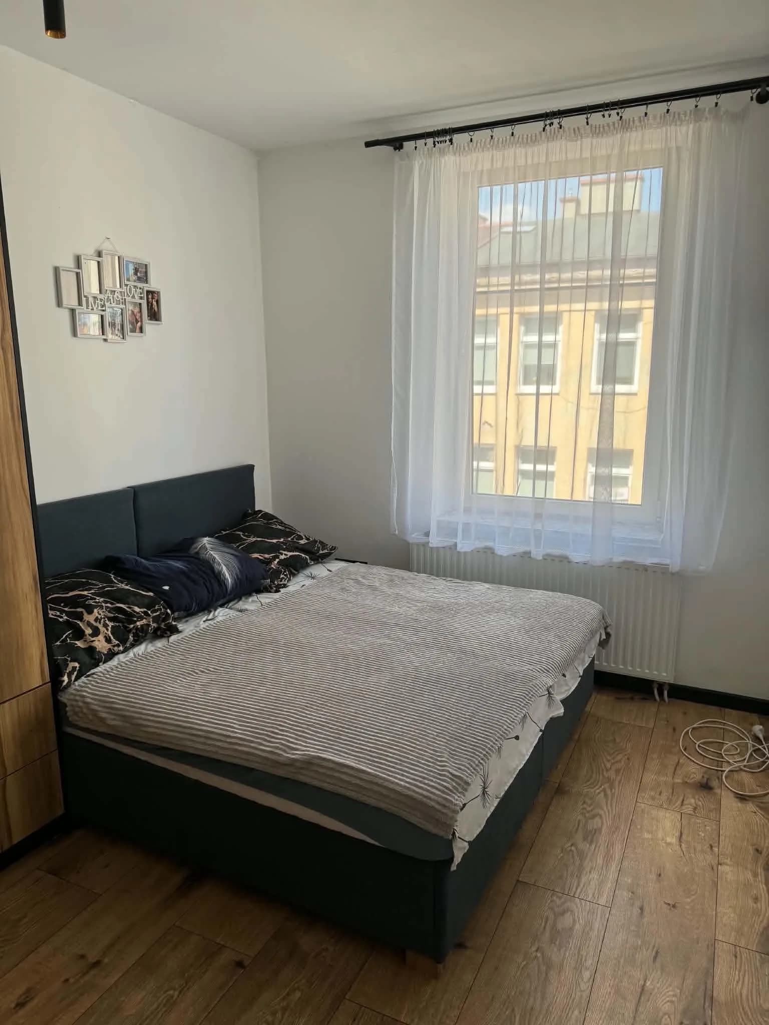 Umeblowana sypialnia w przykładowej kwaterze